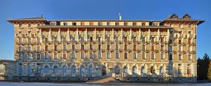 un gran edificio con muchas ventanas en * Le Grand Hotel * Beau T1 Bis avec vue, en Font-Romeu-Odeillo-Via