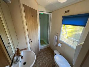 La salle de bains est pourvue d'un lavabo, de toilettes et d'une fenêtre. dans l'établissement Casa Bianca, à Follonica
