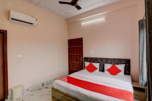 Łóżko lub łóżka w pokoju w obiekcie OYO Flagship Hotel Drip Inn