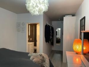 um quarto com uma cama e um quarto com um espelho em A cozy home away from home em Hveragerði