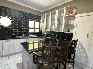 Кухня или кухненски бокс в Beautiful Home in Houghton