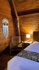 ein Schlafzimmer mit einem Bett und einem Basketballkorb in der Unterkunft La Cascata Bali Munduk in Munduk