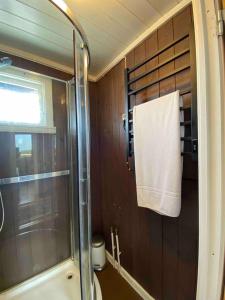 baño con ducha y toalla blanca en Orretuen, en Austevoll