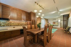 Η κουζίνα ή μικρή κουζίνα στο Hidden Mansion with Private Pool