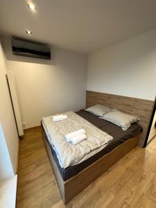 una camera da letto con un letto e due asciugamani di 8Flor Sokolska 30 Katowice a Katowice