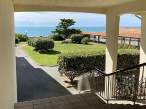 - une vue sur l'océan depuis la terrasse couverte d'une maison dans l'établissement Appartement Les Sables-d'Olonne, 3 pièces, 4 personnes - FR-1-485-121, à Les Sables-dʼOlonne