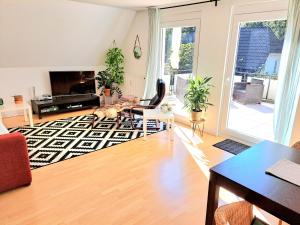 sala de estar con sofá y mesa en Ferienwohnung Rosengarten, en Rosengarten