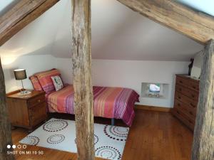 1 dormitorio con 1 cama y vestidor en Holiday Gites in Dordogne are two charming, spacious gites offering privacy and tranquillity for that perfect get away holiday, en Lamothe
