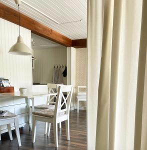 StorvikにあるHoliday apartment in Storvik close to skiing and fishingのキッチン、ダイニングルーム(テーブル、椅子付)