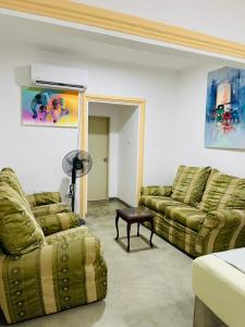 ein Wohnzimmer mit 2 Sofas und einem Tisch in der Unterkunft Arcadia Resort in Hikkaduwa