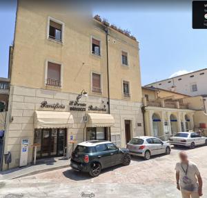 ein Gebäude mit einem davor geparkt in der Unterkunft Appartamento in Piazza Spolethome in Spoleto
