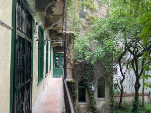 an alley with a green door on a building at Your Worry Free Apartment Close To Parliament in Budapest