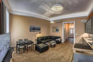 salon z kanapą i stołem w obiekcie Your Worry Free Apartment Close To Parliament w Budapeszcie