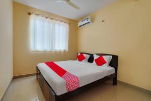 מיטה או מיטות בחדר ב-OYO Flagship Lakshmana Hotel