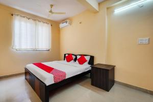 Ένα ή περισσότερα κρεβάτια σε δωμάτιο στο Hotel O Lakshmana Hotel