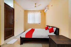 מיטה או מיטות בחדר ב-OYO Flagship Lakshmana Hotel