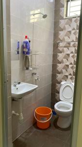 y baño con aseo y lavamanos. en Kaklah Cherang Homestay en Kota Bharu