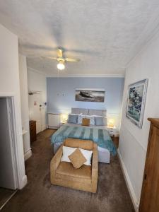 un dormitorio con una cama y un sofá en The Sea Croft Bed Breakfast & Bar, en Lytham St Annes