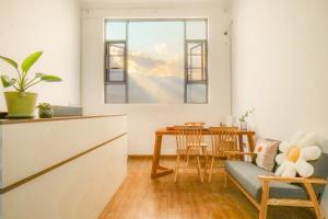 a living room with a table and a window at Dali Ancient City Xinyu Xuan B&B - Erhai Gate Branch in Dali