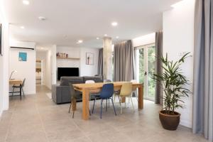 a dining room and living room with a table and chairs at Guimerá Family Suites A in Santa Cruz de Tenerife