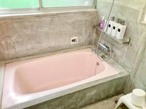 eine rosa Badewanne im Bad mit Fenster in der Unterkunft Fukuoka - House / Vacation STAY 4898 in Fukuoka