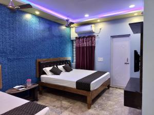 een slaapkamer met een bed met een paars plafond bij DayLight Stay in Chennai