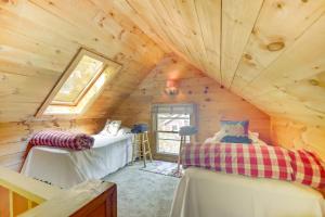 - une chambre avec 2 lits dans une cabane en bois dans l'établissement Warren Vacation Rental about 3 Mi to Sugarbush Resort!, à Warren