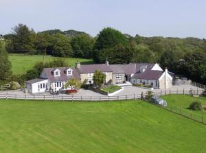 une vue aérienne sur une maison avec un champ vert dans l'établissement Horsemanstone, à Amroth