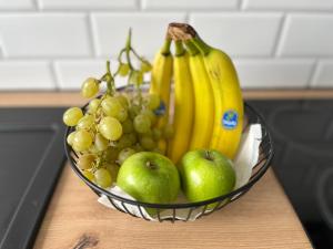 een fruitschaal met bananen en appels op de toonbank bij Appartment Florida Nähe Düsseldorf, Messe, HBF, City, WIFI, HELIOS Hospital in Krefeld +7 foto's