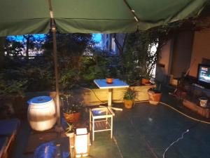 un patio con sombrilla, mesa y sillas en Stanza con vista P. Principe, en Génova