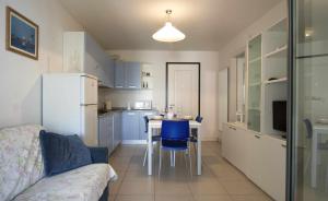 eine Küche mit einem Sofa und einem Tisch in einem Zimmer in der Unterkunft Gaia Apartment un gioiello in Grado