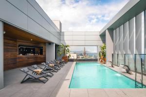 una piscina en la azotea de un edificio en Hotel SB Diagonal Zero 4 Sup, en Barcelona