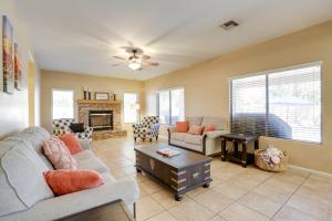 Una sala de estar con sofás y chimenea. en Outdoor Living Space Sunny Retreat in Goodyear!, en Goodyear