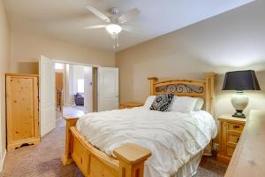 Un dormitorio con una cama y un ventilador de techo. en Outdoor Living Space Sunny Retreat in Goodyear!, en Goodyear 34 fotos más