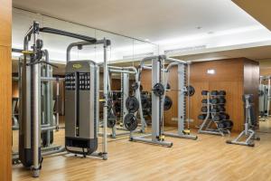 une salle de sport avec une rangée de tapis de course dans l'établissement Hotel SB Diagonal Zero 4 Sup, à Barcelone