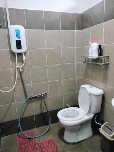 uma casa de banho com um WC e um chuveiro em Creatills luxury homestay Kulim & hi-tech em Kulim