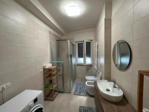 Bilik mandi di Il Poeta Manfredonia - Suite con Balcone +3 gambar