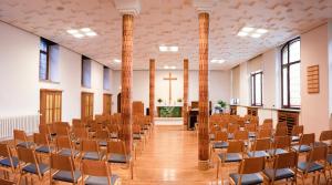 ein Zimmer mit Sitzreihen in einer Kirche in der Unterkunft Sächsisches Gemeinschafts-Diakonissenhaus ZION e. V. in Aue