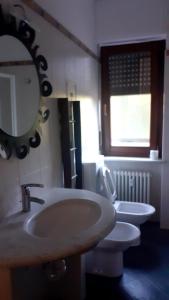 een badkamer met 2 wastafels en een toilet bij lo Tsanty casa vacanza in Aosta