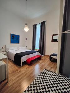 ローマにあるRome Center Roomsのチェックフロアのベッドルーム1室(ベッド1台付)