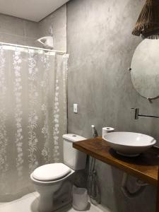 La salle de bains est pourvue de toilettes blanches et d'un lavabo. dans l'établissement Suite Duplo Wind Jeri, à Jericoacoara