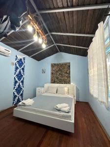 um quarto com uma cama branca num quarto com paredes azuis em ZBB Stylish Villa & Bungalows em Alanya