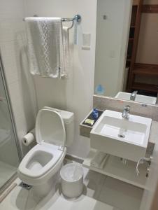 ein kleines Bad mit WC und Waschbecken in der Unterkunft Linhares Design Hotel in Linhares