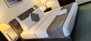 uma cama grande num quarto de hotel em Bintang Sky Villa Suites Times Square KL em Kuala Lumpur