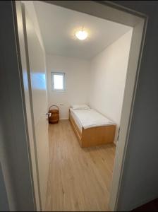 Cette petite chambre comprend un lit et une fenêtre. dans l'établissement 70qm Apartment für sie und ihre Familie, 