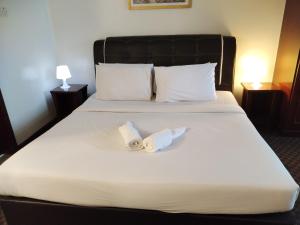クアラルンプールにあるBintang Sky Villa Suites Times Square KLのベッドに座ったトイレットペーパー
