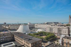 uma vista aérea de uma cidade com um grande edifício em F2 immeuble Perret avec vue à 180 ° sur la ville - Parking privatif - Hypercentre em Le Havre