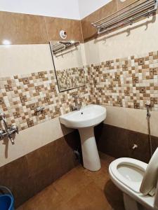 łazienka z umywalką i toaletą w obiekcie Hotel Pearl inn w mieście Rudrapur