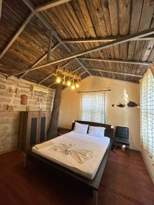1 dormitorio con 1 cama grande y techo de madera en ZBB Stylish Villa & Bungalows, en Alanya