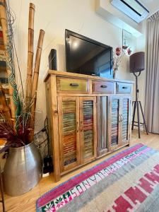 un centro de entretenimiento de madera con TV de pantalla plana. en Palermo en Buenos Aires